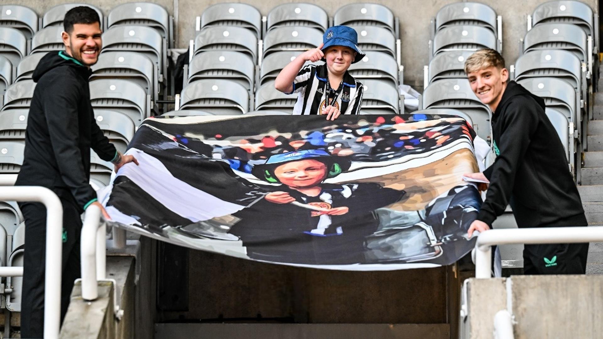 Gordon and Guimarães surprise young fan on St. James' Park tour