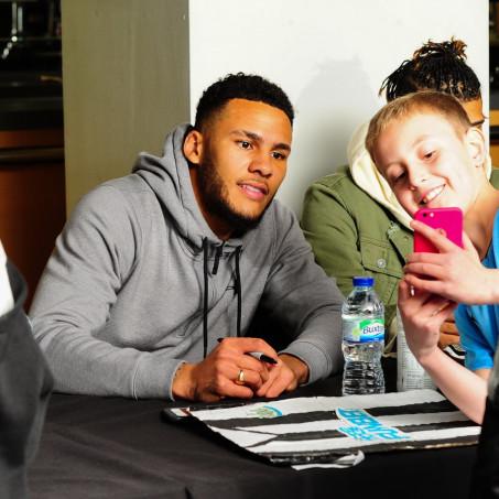 jamaal-lascelles-junior-magpies-signing-session