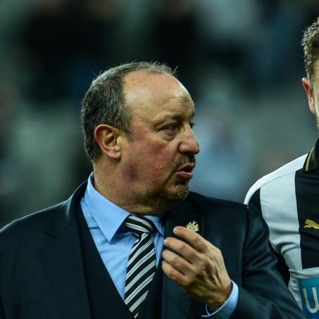 rafa-benitez-paul-dummett-talk