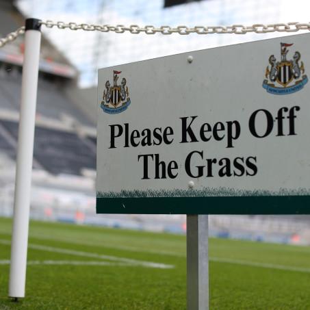 please-keep-off-the-grass-sign